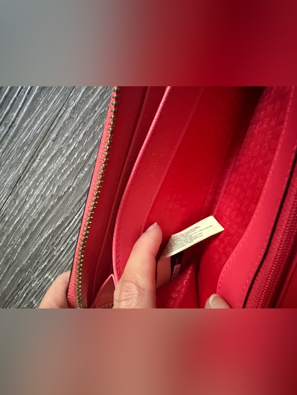 kate spade bright red zip-around Saffiano leather wallet with gold plaque - Picture 3 of 4